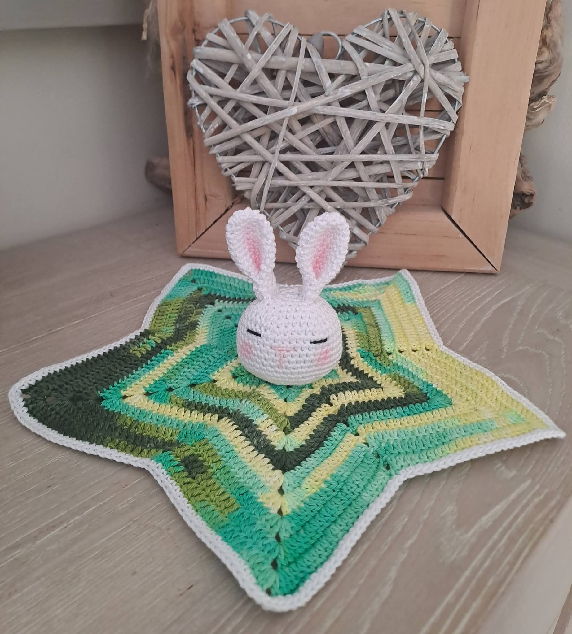 Doudou etoile avec une tête de lapin d Ourson de chat sur commande